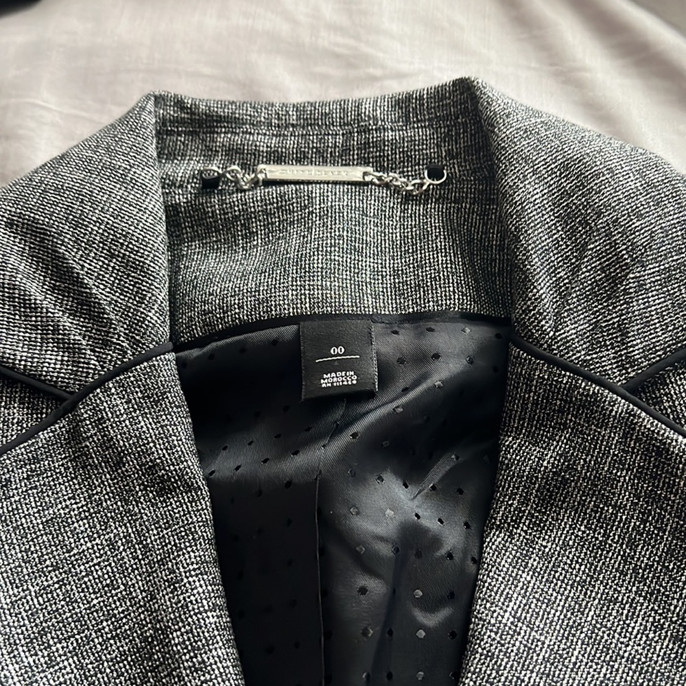 Suits - Picture 2 of 4